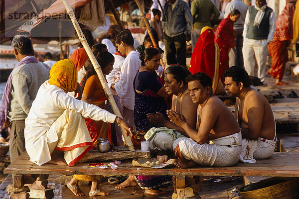 Priester bietet Zeremonien und Segnungen für Pilger  Varanasi  Uttar Pradesh  Indien  Asien