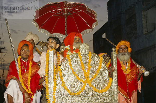Hochrangige Sadhus führen eine Prozession an  Varanasi  auch Benares  Uttar Pradesh  Indien  Asien