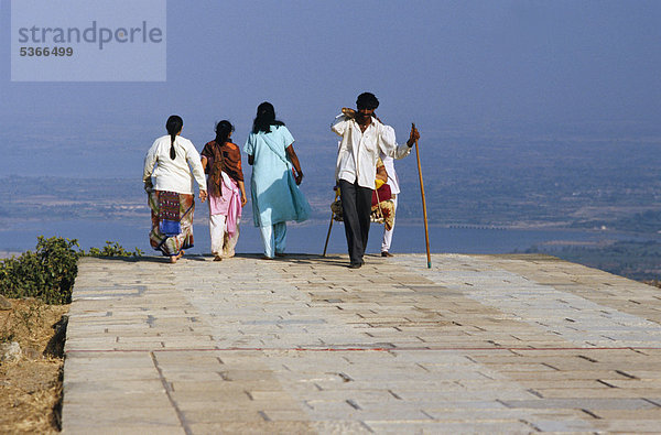 Pilger müssen 3500 Stufen zu den Tempeln von Shatrunjaya erklimmen  Palitana  Gujarat  Indien  Asien