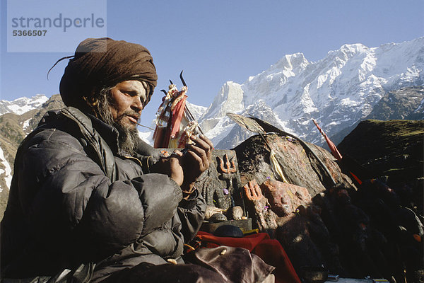 Bhairab-Sadhu an seinem Schrein hoch über Kedarnath  Uttarakhand  früher Uttaranchal  Indien  Asien