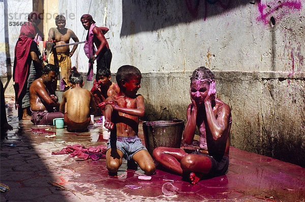 Besucher waschen sich nach den Feierlichkeiten zum Holi-Fest  Vrindavan  Uttar Pradesh  Indien  Asien