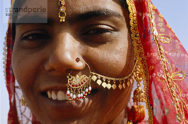 Inderin mit Schmuck  der zu besonderen Anlässen wie Hochzeiten getragen wird  Jaisalmer  Rajasthan  Indien  Asien