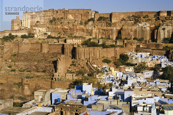 Blick auf Jodhpur  die Blaue Stadt  mit der Mehrangarh-Festung  Jodhpur  Rajasthan  Indien  Asien