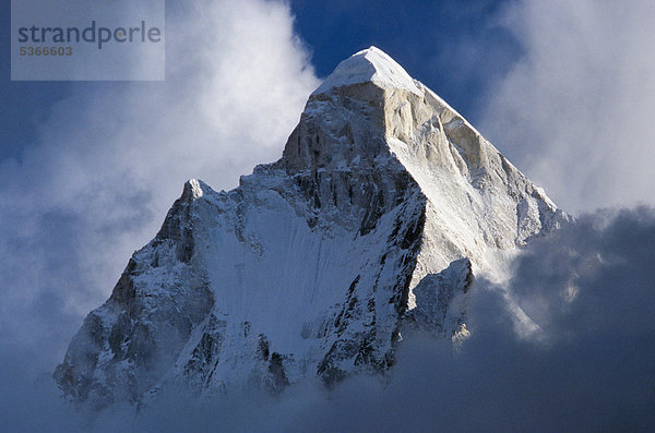 Der Berg Shivling  mit 6543m der höchste natürliche Shiva-Lingam  oberhalb der Gaumukh-Quelle  Gangotri  Uttarakhand  früher Uttaranchal  Indien  Asien