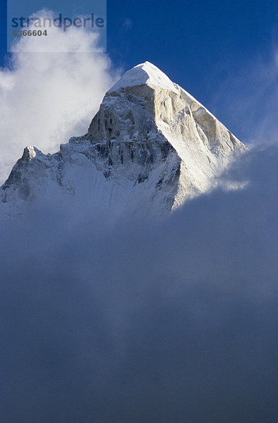 Der Berg Shivling  mit 6543m der höchste natürliche Shiva-Lingam  oberhalb der Gaumukh-Quelle  Gangotri  Uttarakhand  früher Uttaranchal  Indien  Asien