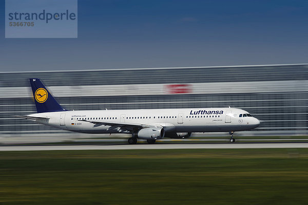 Landendes Flugzeug  Lufthansa  Franz-Josef-Strauß-Flughafen  München  Bayern  Deutschland  Europa