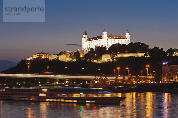 Bratislavaer Burg bei Dämmerung  Bratislava  Pressburg  Slowakei  Europa