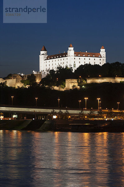 Bratislavaer Burg bei Nacht  Bratislava  Pressburg  Slowakei  Europa