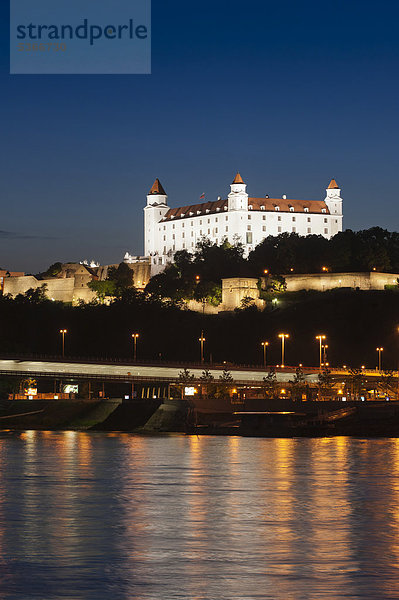 Bratislavaer Burg bei Nacht  Bratislava  Pressburg  Slowakei  Europa