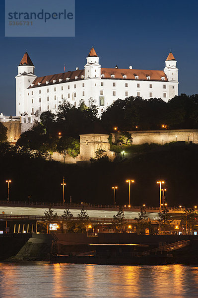 Bratislavaer Burg bei Nacht  Bratislava  Pressburg  Slowakei  Europa