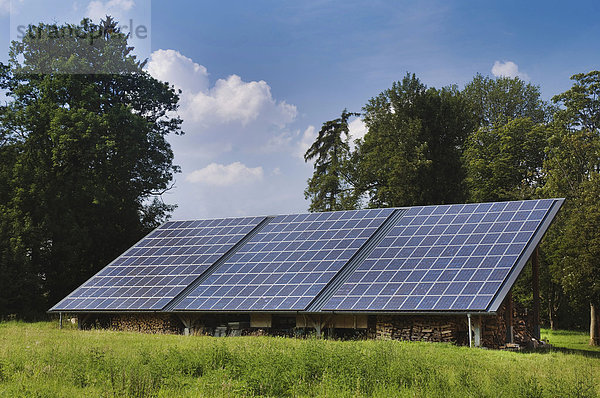 Solarfelder auf einem Schuppendach  ÖffentlicherGrund