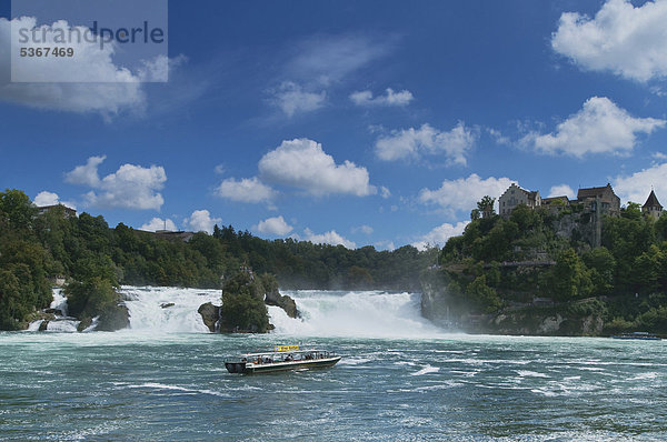 Rheinfall von Schaffhausen  davor kreuzt ein Boot auf Rundfahrt  Schweiz  Europa