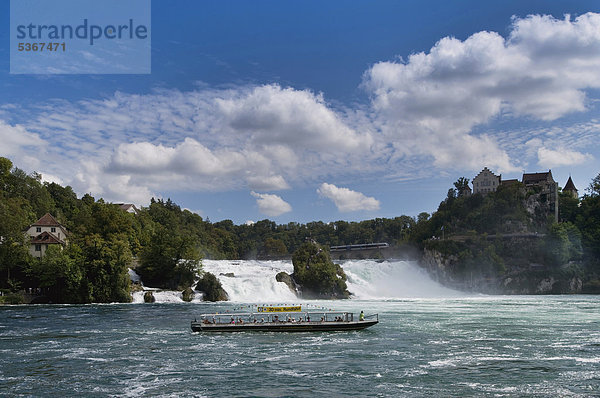 Rheinfall von Schaffhausen  davor Touristen auf Boot bei der Rundfahrt  Schweiz  Europa