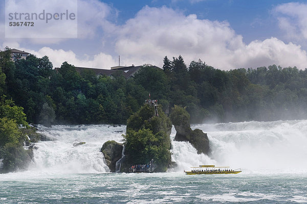 Rheinfall von Schaffhausen  Boot fährt dicht am Wasserfall  Schweiz  Europa