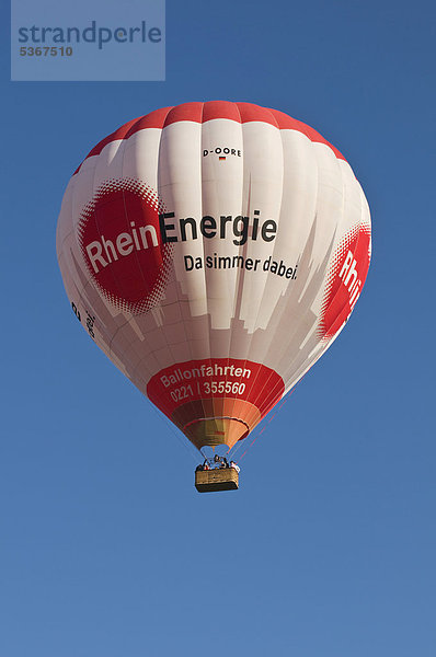 Fesselballon der Rheinenergie im Steigflug vor blauem Himmel
