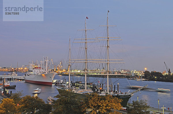 Cap San Diego und Rickmer Rickmers im Hamburger Hafen  Hamburg  Deutschland  Europa