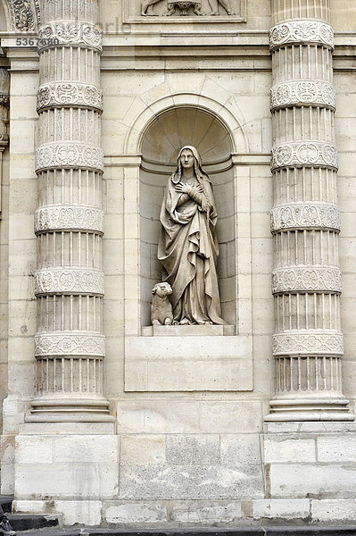 Statue neben dem Hauptportal der Pfarrkirche …glise Saint-…tienne-du-Mont  Montagne Sainte-GeneviËve oder Hügel der Heiligen Genoveva  Paris  Frankreich  Europa  ÖffentlicherGrund