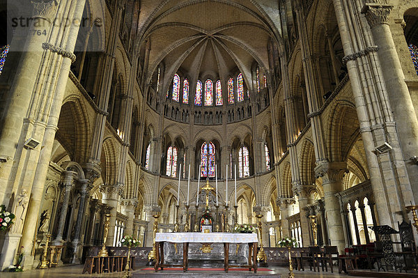 Altar und Chorraum  historische Glasfenster 12. Jahrhundert  Abtei-Kirche Saint-RÈmi Basilika  UNESCO Weltkulturerbe  Reims  Champagne-Ardenne  Marne  Frankreich  Europa