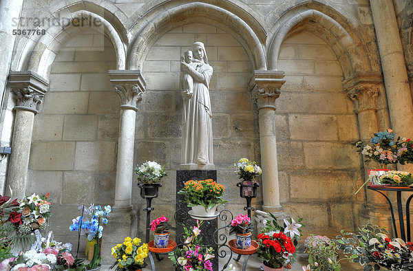 Blumen vor Statue Jungfrau Maria und Jesuskind  Seitenaltar  Abtei-Kirche Saint-RÈmi Basilika  UNESCO Weltkulturerbe  Reims  Champagne-Ardenne  Marne  Frankreich  Europa