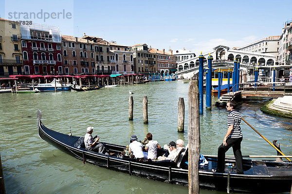 Rialto Brücke über den Canal Grande  Venedig  Italien  Europa