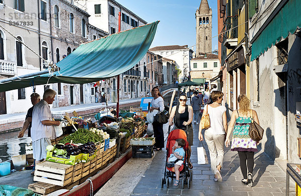 Gemüsemarkt von einem Schiff aus  San Polo  Venedig  Italien  Europa