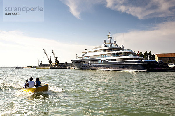 Carinthia VII  eine Luxusyacht der österreichischen Kaufhauserbin Heidi Horten  belegt Platz 22 in der Liste der längsten Motoryachten der Welt  Venedig  Italien  Europa