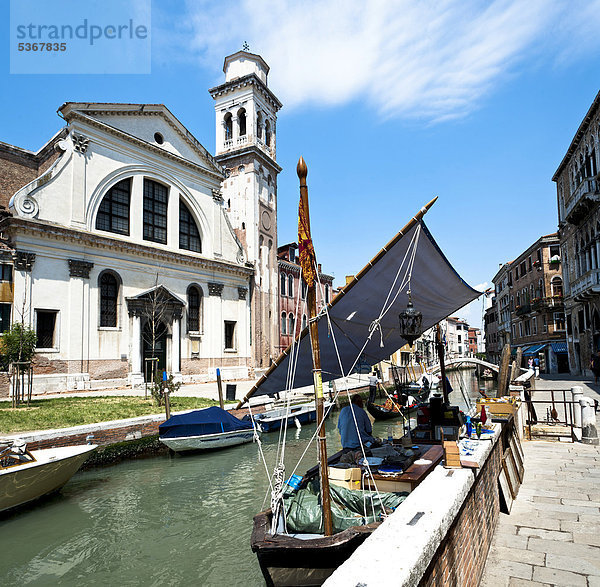 Flohmarkt auf einem Schiff an der Kirche San Trovaso  Sestiere Dorsoduro  Venedig  Italien  Europa