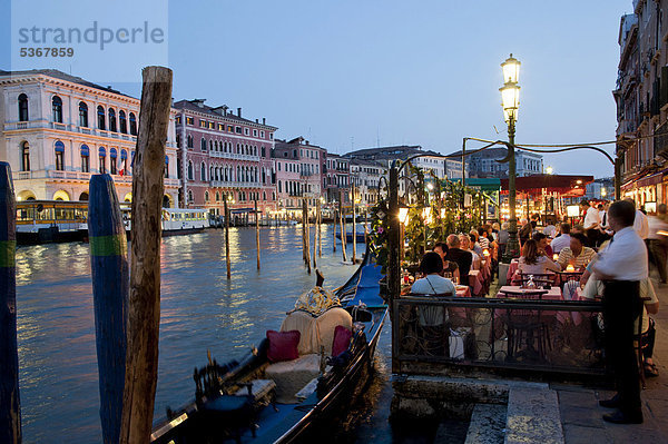 Canal Grande  Rialto bei Dämmerung  Venedig  Italien  Europa