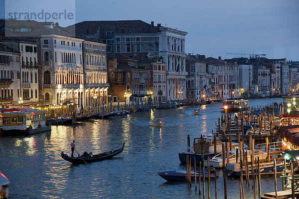 Canal Grande  Rialto bei Dämmerung  Venedig  Italien  Europa