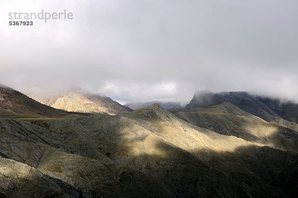 Gebirgslandschaft im Nebel  Tizi-n-Ait-Imguer-Pass  Hoher Atlas  Marokko  Maghreb  Nordafrika  Afrika