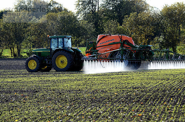 Traktor besprüht die neuen Ernte im Herbst mit Pestiziden  St Herrestad  SkÂne län Provinz  Schweden  Europa