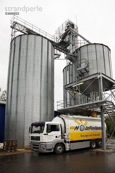 Abfüllen von Holzpellets zum Heizen aus einem Vorratssilo in einen Tankwagen  bei der Firma WestPellets in Titz  Nordrhein-Westfalen  Deutschland  Europa