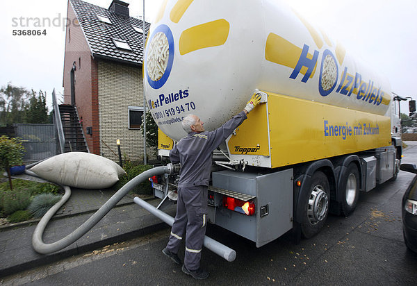 Tankwagen bei Anlieferung von Holzpellets bei einem Privathaus  Erkelenz  Nordrhein-Westfalen  Deutschland  Europa