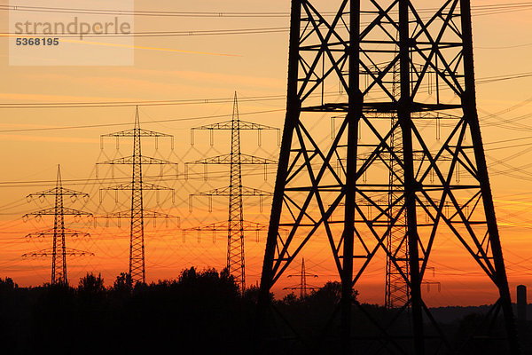 Strommasten  Hochspannungsleitungen  Sonnenuntergang  zwischen Essen  Bottrop und Oberhausen  Nordrhein-Westfalen  Deutschland  Europa