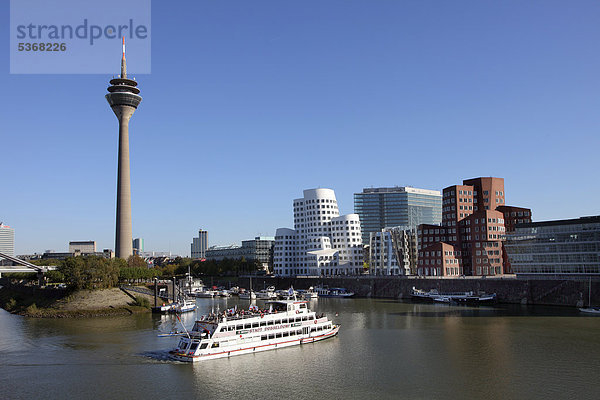 Neuer Zollhof  Gehry-Bauten  Architekt Frank O. Gehry im Medienhafen  Düsseldorf  Rheinland  Nordrhein-Westfalen  Deutschland  Europa  ÖffentlicherGrund