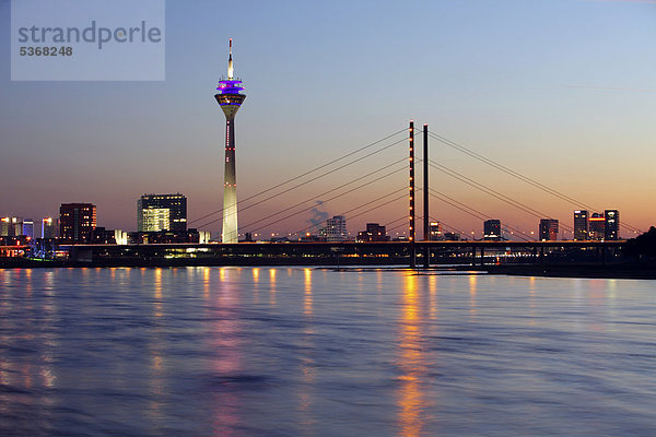 Abendliche Kulisse am Rhein  mit Rheinturm  Rheinkniebrücke  Düsseldorf  Rheinland  Nordrhein-Westfalen  Deutschland  Europa