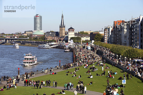 Rheinufer  Altstadt  Rheinschifffahrt  St. Lambertus Kirche  Schlossturm  Düsseldorf  Nordrhein-Westfalen  Deutschland  Europa