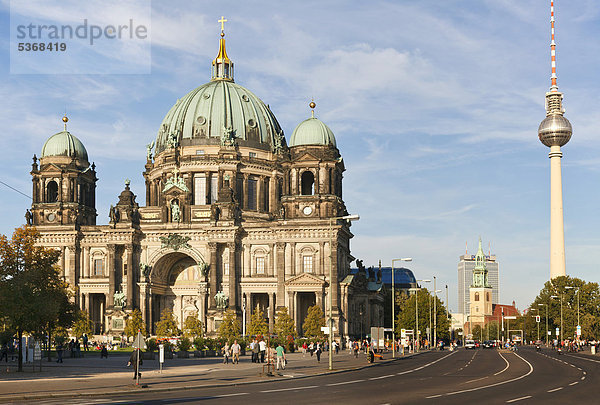 Berliner Dom  Marienkirche und Fernsehturm  Berlin  Deutschland  Europa