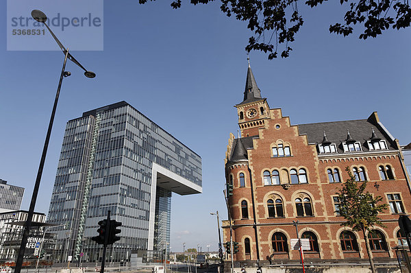 Modernes Kranhaus und historisches Backsteingebäude im Rheinauhafen  Köln  Nordrhein-Westfalen  Deutschland  Europa