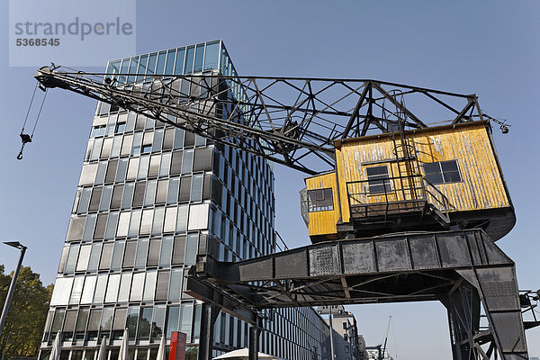 Alter Hafenkran vor dem Gebäude KAP am Südkai  Rheinauhafen  Köln  Nordrhein-Westfalen  Deutschland  Europa