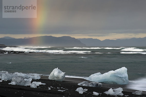 Regenbogen über den Eisbergen bei Jökuls·rlÛn  Island  Europa