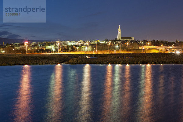 Die Lichter von ReykjavÌk spiegeln sich im Stadtsee Tjörnin  Island  Europa