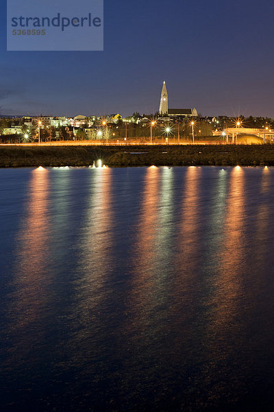 Die Lichter von ReykjavÌk spiegeln sich im Stadtsee Tjörnin  Island  Europa