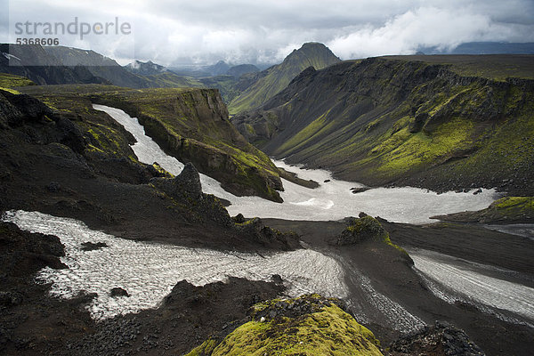 Altschnee auf der Morrinshei_i  einem Hochplateau auf dem Wanderweg Fimmvör_uh·ls  _Ûrsmörk  Island  Europa