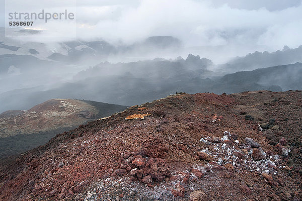 Dampfendes Lavafeld  entstanden während des Spalteneruption auf dem Fimmvör_uh·ls im Jahr 2010  Wanderweg Fimmvör_uh·ls  _Ûrsmörk  Island  Europa