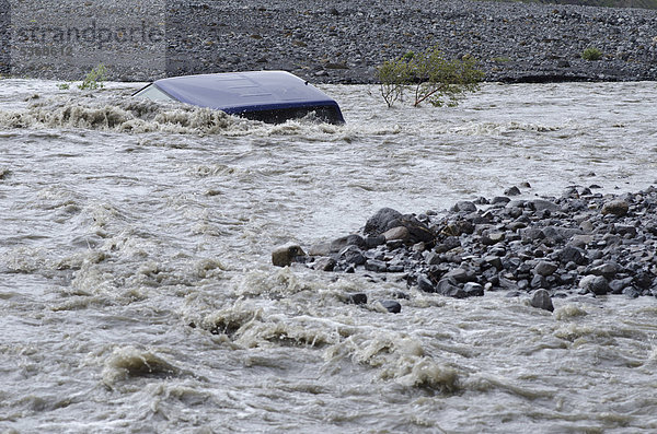 Ein Jeep  versunken im Gletscherfluss Kross·  _Ûrsmörk  Island  Europa