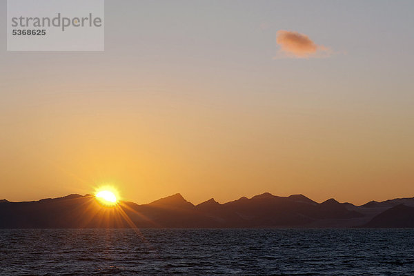 Sonnenuntergang über den Bergen des Isfjorden  Spitzbergen  Norwegen  Skandinavien  Europa