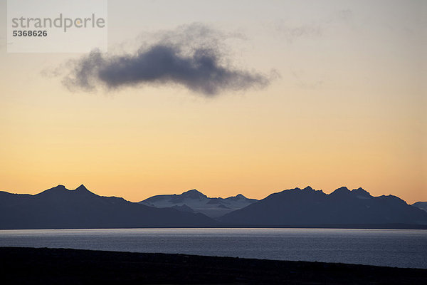 Einzelne Wolke schwebt in der Abenddämmerung über der Kulisse des Isfjorden  Spitzbergen  Norwegen  Skandinavien  Europa
