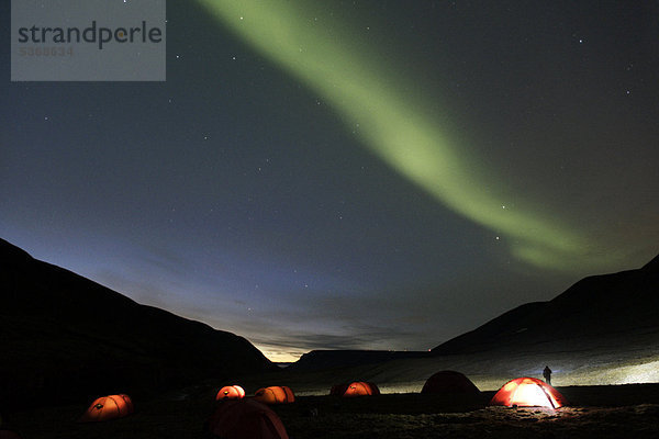 Grüne Nordlichter über einem Zeltlager in Bj¯rndalen  Spitzbergen  Norwegen  Skandinavien  Europa