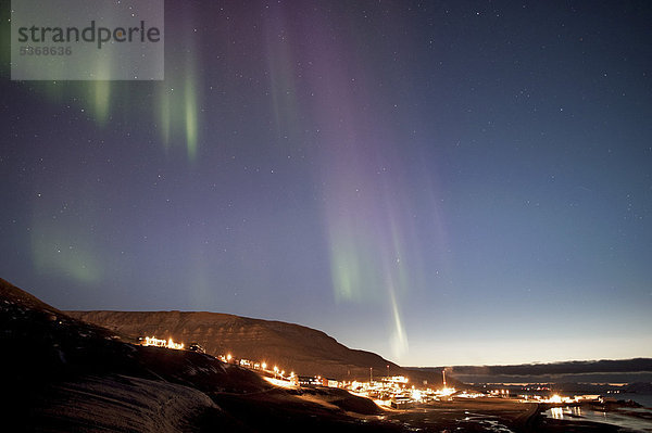 Schwache Nordlichter über Stadt Longyearbyen  Spitzbergen  Norwegen  Skandinavien  Europa